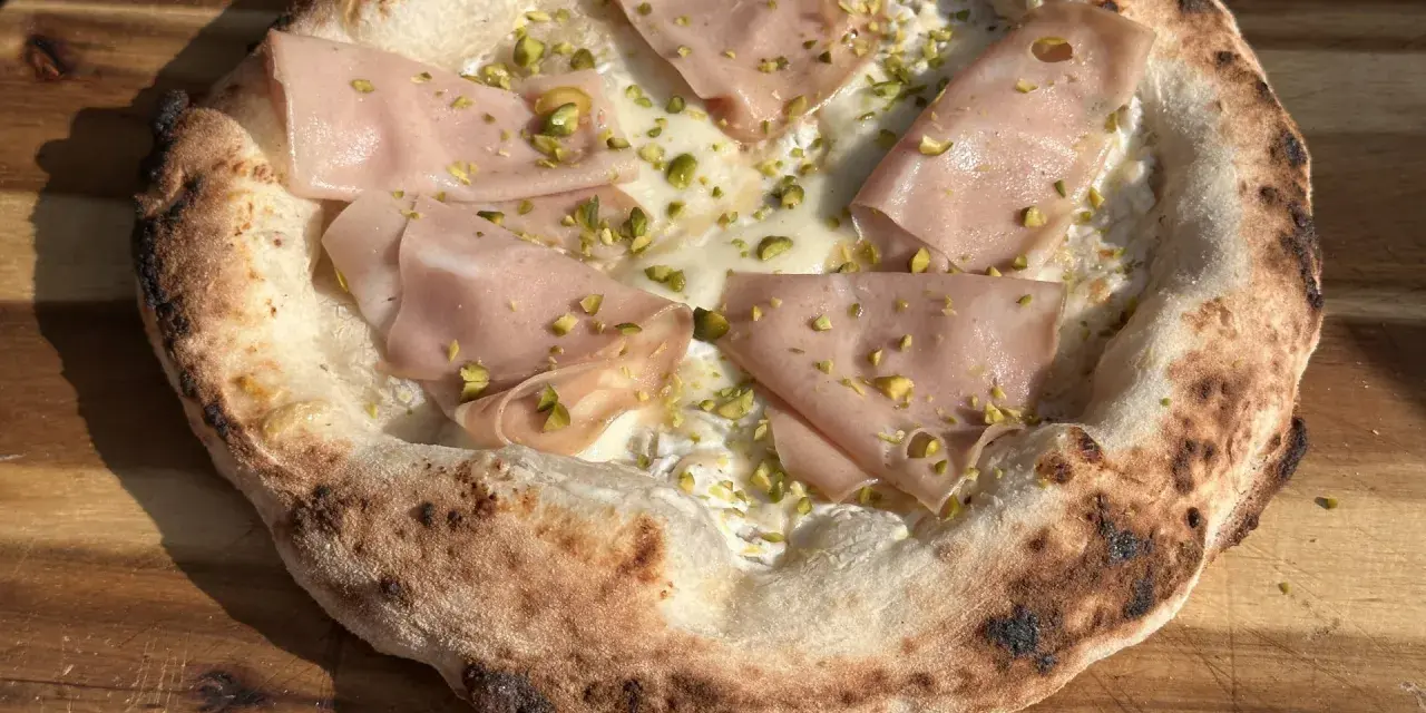 Pizza mit original italienischem pizzateig mit frischer hefe, belegt mit Mortadella und Pistazien.