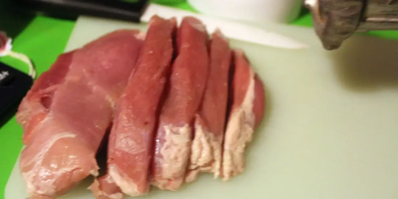 Frisches Fleisch, in Streifen geschnitten, bereit für die Bolognese. Welches Fleisch eignet sich am besten?
