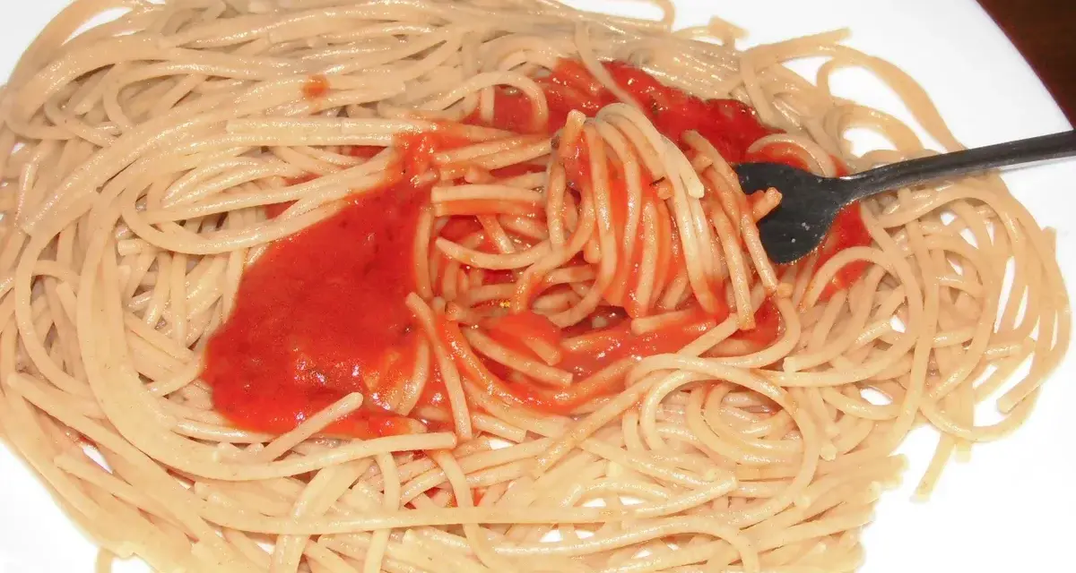 Spaghetti mit bester Tomatensauce, die mit einer Gabel aufgewirbelt wird. Ein einfaches, aber köstliches Gericht.