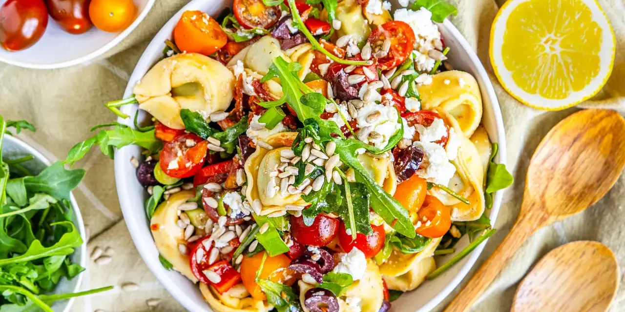 Ein bunter, sommerlicher Tortellinisalat mit Kirschtomaten, Rucola, Oliven und Feta. Perfekt für heiße Tage!