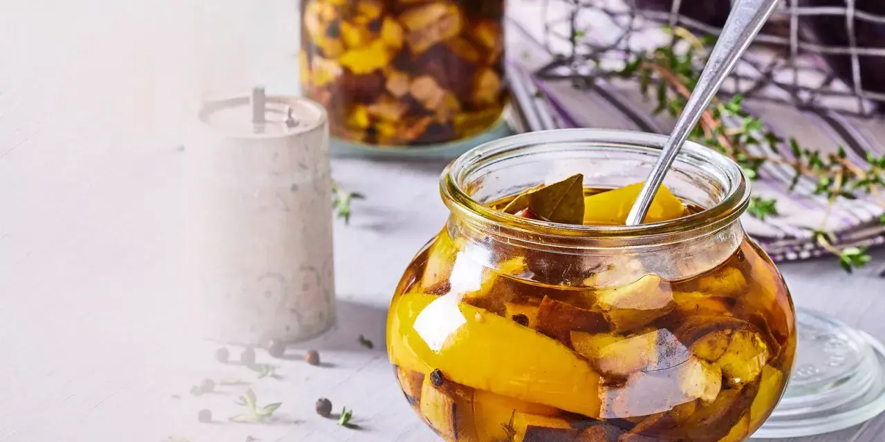 Eingemachte Auberginen in einem Glas, bereit zum Einkochen. Mit Kräutern und Gewürzen verfeinert.