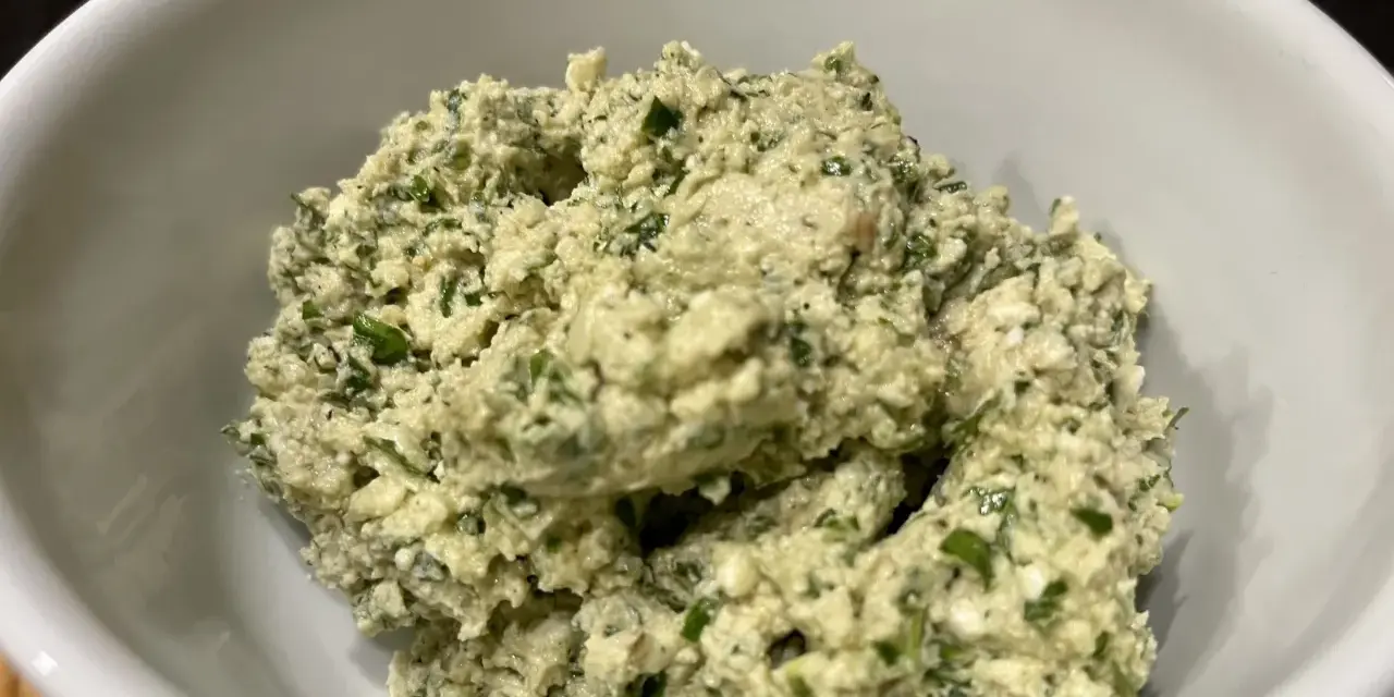 Frisch zubereiteter Moretum, ein würziger Käseaufstrich mit Kräutern, perfekt für ein einfaches Moretum Rezept.