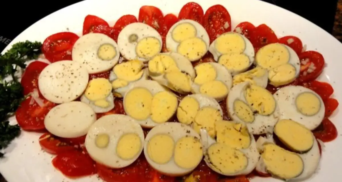 Tomaten und hartgekochte Eier, garniert mit Petersilie. Eine einfache, aber leckere Tomaten-Frittata-Beilage.