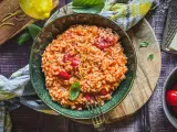 Cremiges Tomaten-Risotto, ein einfaches und köstliches Risotto Rezept, garniert mit Basilikum und Zitronenzeste.
