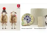 Drei Schafe mit Hüten und Glocken, daneben verschiedene Pecorino-Käsesorten. Pecorino ist ein italienischer Hartkäse aus Schafsmilch.