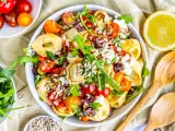 Ein bunter, sommerlicher Tortellinisalat mit Kirschtomaten, Rucola, Oliven und Feta. Perfekt für heiße Tage!