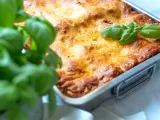 Frisch gebackene Lasagne im Ofen, goldbraun überbacken, mit frischem Basilikum garniert. Ein perfektes Lasagne Rezept für Genießer.