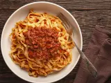Teller mit Tagliatelle und herzhafter Bolognese-Sauce, bereit zum Genießen. Ein klassisches bolognese rezept.