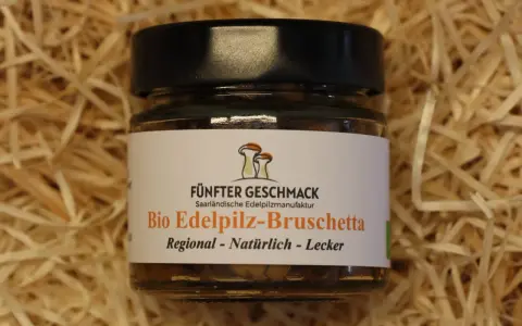 Glas mit Bio Edelpilz-Bruschetta von Fünfter Geschmack, regional, natürlich, lecker. Perfekt für den schnellen Genuss.