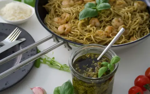 Pesto Genovese Zutaten: Pasta mit Garnelen, frisches Basilikum, Knoblauch, Kirschtomaten und geriebener Parmesan.