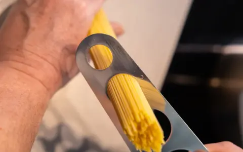 Mit einem Portionierer werden Spaghetti für die perfekte Portion nudeln portioniert.