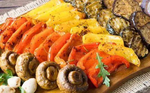 Bunte Paprika, Auberginenscheiben und Champignons, perfekt zum Antipasti selber machen.
