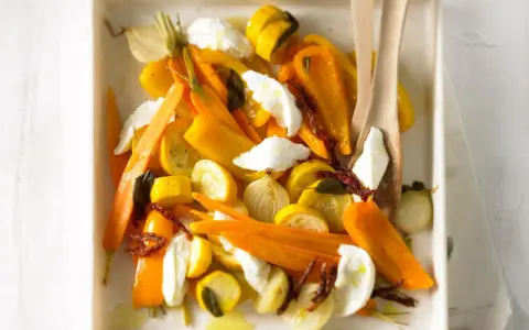 Bunte Gemüsesorten mit Mozzarella, perfekt für leichte mozzarella rezepte kalt.