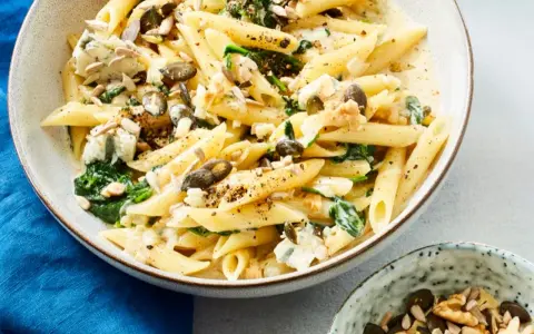 Bandnudeln italienisch mit Spinat, Gorgonzola und Kernen in cremiger Sauce. Ein Genuss für Feinschmecker.