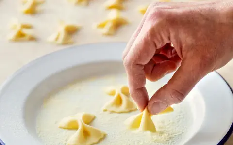 Hand formt frische Farfalle. So einfach ist es, Farfalle selber machen!