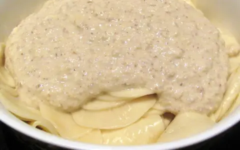 Eine Schüssel mit Pasta, bedeckt mit einer cremigen, italienischen Walnuss-Sauce.