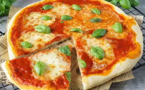 Pizza Margherita: ein klassisches Rezept mit Tomatensauce, Mozzarella und frischem Basilikum.