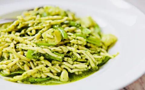 Eine Portion Trofie al pesto, ein klassisches italienisches Gericht mit viel italienischem Pesto.