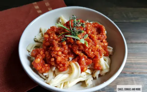 Herzhafte Linsen Bolognese auf Bandnudeln, garniert mit frischen Kräutern. Ein köstliches vegetarisches Gericht.