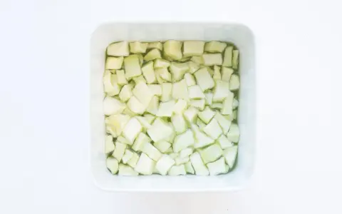 Würfel von Obst in einer Schüssel, bereit für ein Mostarda Rezept.