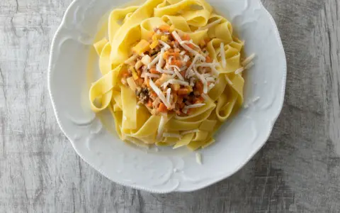 Pappardelle mit einer herzhaften Gemüsesauce und geriebenem Käse. Ein einfaches und leckeres Pappardelle Rezept.