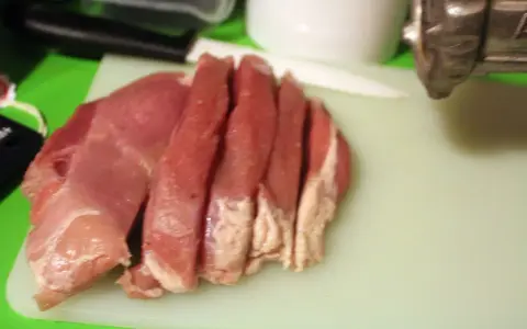 Frisches Fleisch, in Streifen geschnitten, bereit für die Bolognese. Welches Fleisch eignet sich am besten?