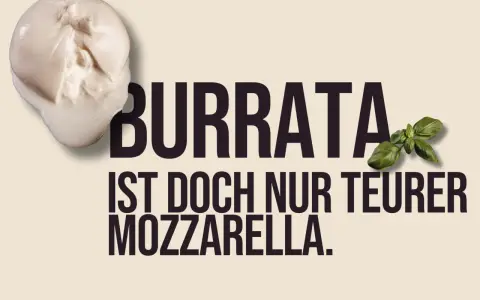 Burrata mit cremigem, weichem Kern, daneben die Aufschrift "BURRATA IST DOCH NUR TEURER MOZZARELLA." mit Basilikum.