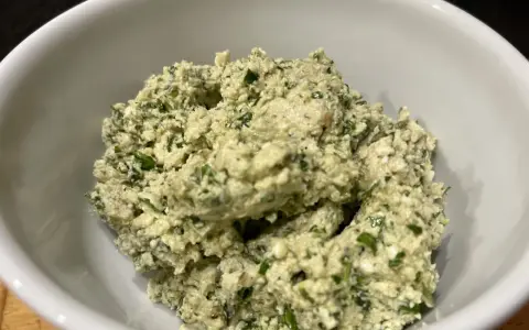 Frisch zubereiteter Moretum, ein würziger Käseaufstrich mit Kräutern, perfekt für ein einfaches Moretum Rezept.