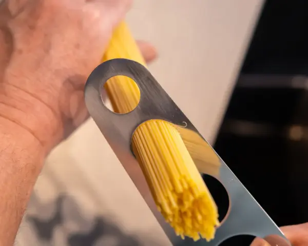 Mit einem Portionierer werden Spaghetti für die perfekte Portion nudeln portioniert.