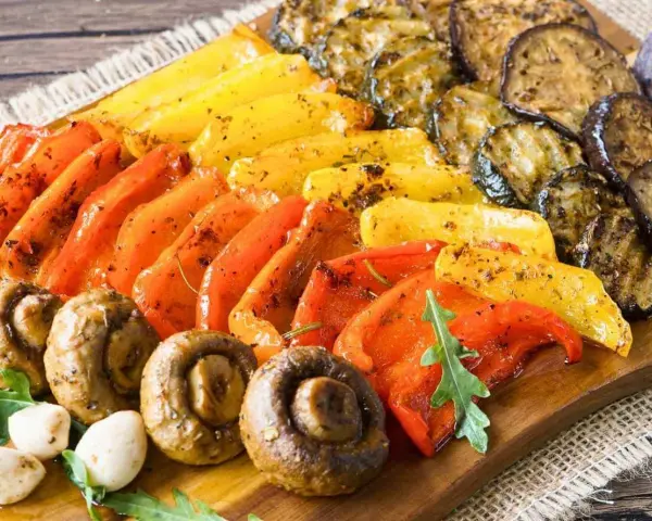 Bunte Paprika, Auberginenscheiben und Champignons, perfekt zum Antipasti selber machen.