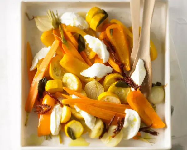 Bunte Gemüsesorten mit Mozzarella, perfekt für leichte mozzarella rezepte kalt.