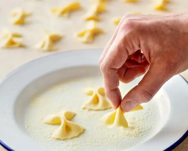 Hand formt frische Farfalle. So einfach ist es, Farfalle selber machen!