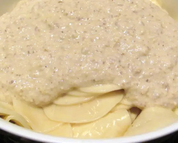 Eine Schüssel mit Pasta, bedeckt mit einer cremigen, italienischen Walnuss-Sauce.