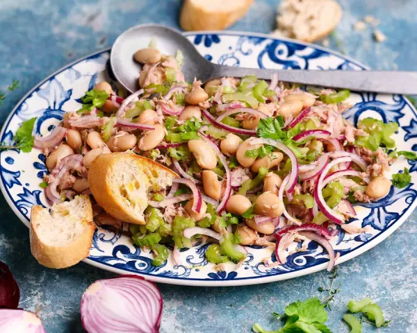 Ein köstlicher Thunfisch Bohnen Salat Italienisch mit roten Zwiebeln, Sellerie und Brot.