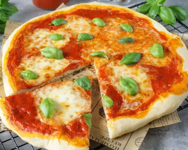Pizza Margherita: ein klassisches Rezept mit Tomatensauce, Mozzarella und frischem Basilikum.