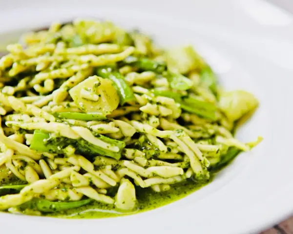 Eine Portion Trofie al pesto, ein klassisches italienisches Gericht mit viel italienischem Pesto.