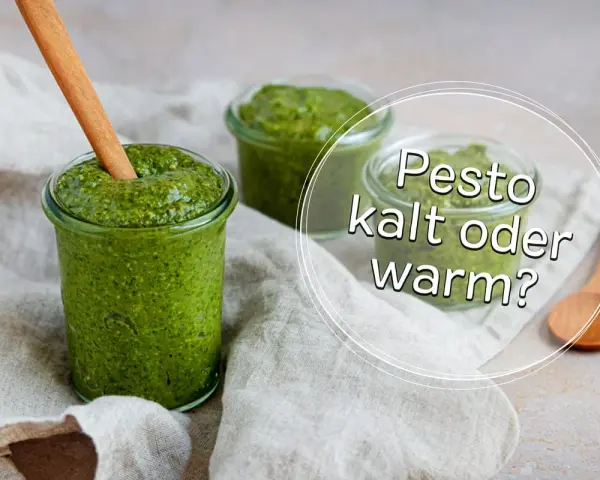 Frisches Pesto in Gläsern, bereit zum Genuss. Ob kalt oder warm, Pesto ist immer ein Genuss.