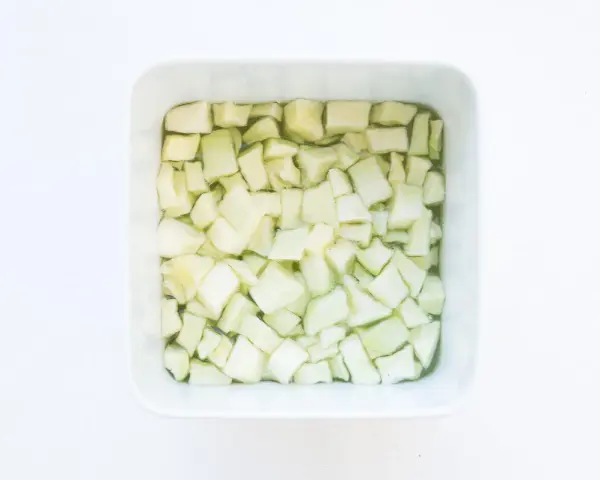 Würfel von Obst in einer Schüssel, bereit für ein Mostarda Rezept.