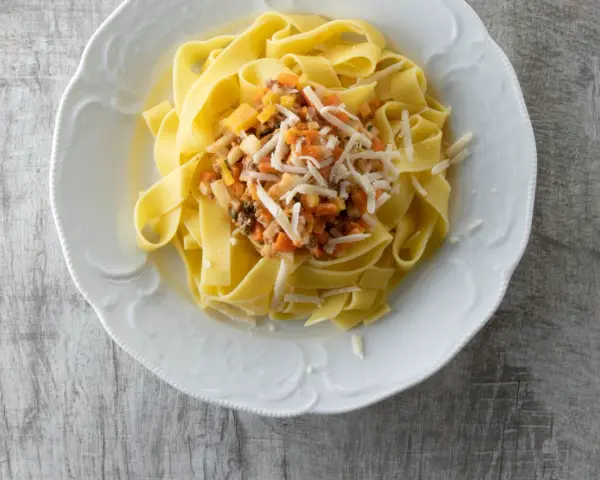 Pappardelle mit einer herzhaften Gemüsesauce und geriebenem Käse. Ein einfaches und leckeres Pappardelle Rezept.