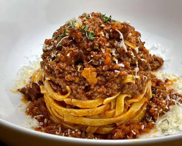Ein Turm aus Tagliatelle, bedeckt mit einer reichhaltigen, fleischigen Sauce. Das ist, was bolognese bedeutet: ein Klassiker der italienischen Küche.