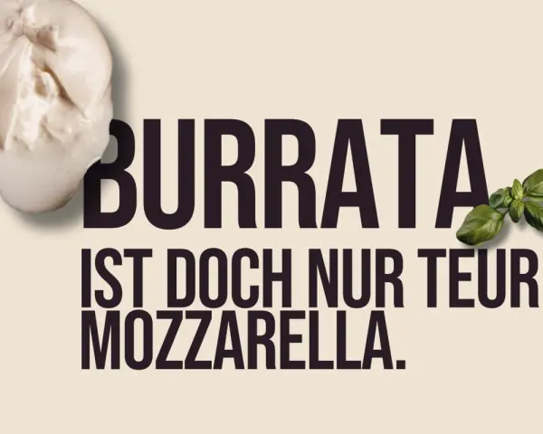 Burrata mit cremigem, weichem Kern, daneben die Aufschrift "BURRATA IST DOCH NUR TEURER MOZZARELLA." mit Basilikum.