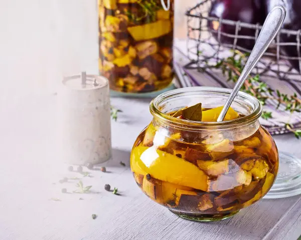 Eingemachte Auberginen in einem Glas, bereit zum Einkochen. Mit Kräutern und Gewürzen verfeinert.