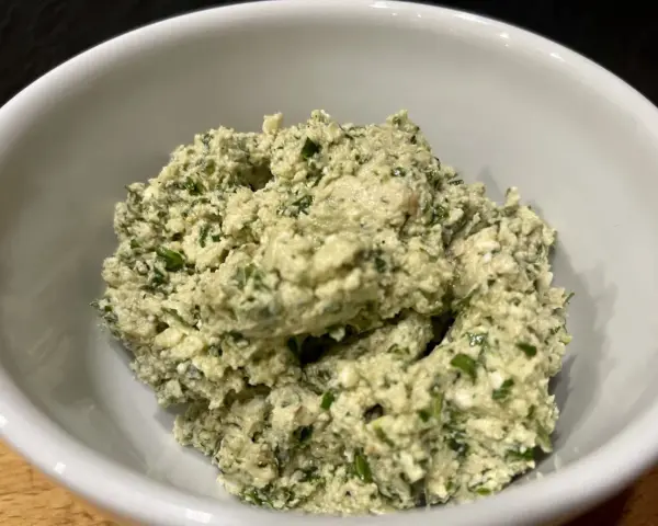 Frisch zubereiteter Moretum, ein würziger Käseaufstrich mit Kräutern, perfekt für ein einfaches Moretum Rezept.