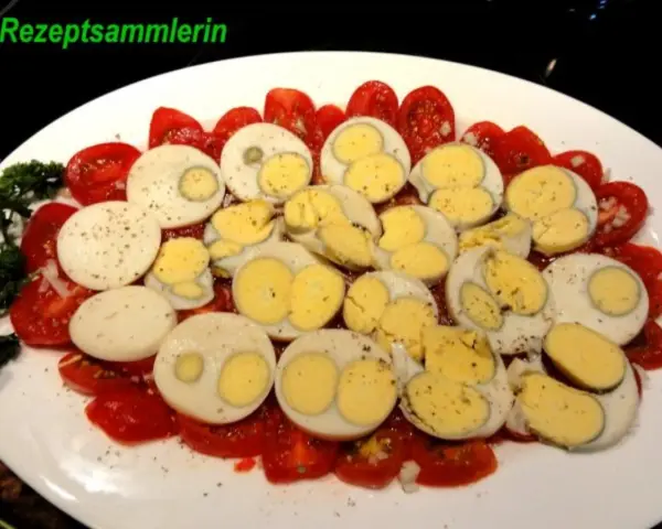 Tomaten und hartgekochte Eier, garniert mit Petersilie. Eine einfache, aber leckere Tomaten-Frittata-Beilage.