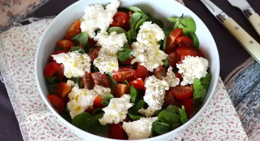 Frischer Salat mit Tomaten und cremigem Käse, der aussieht, als wäre er **burrata selber machen** leicht gemacht.