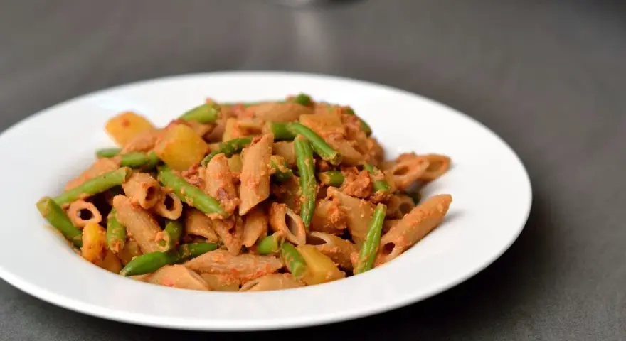 Eine Portion ligurische Pasta mit grünen Bohnen und Kartoffeln in einer cremigen Tomatensauce.