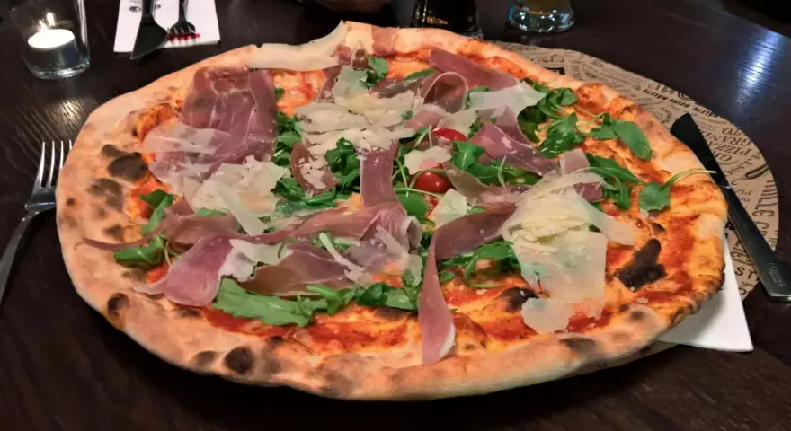 Italienische Pizza mit Prosciutto, Rucola und Parmesan. Ein köstliches italienisches Pizza Rezept, das man probieren muss!