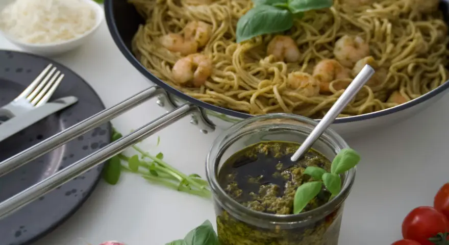 Pesto Genovese Zutaten: Pasta mit Garnelen, frisches Basilikum, Knoblauch, Kirschtomaten und geriebener Parmesan.