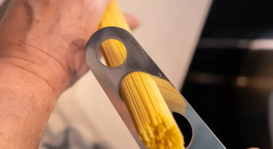Mit einem Portionierer werden Spaghetti für die perfekte Portion nudeln portioniert.