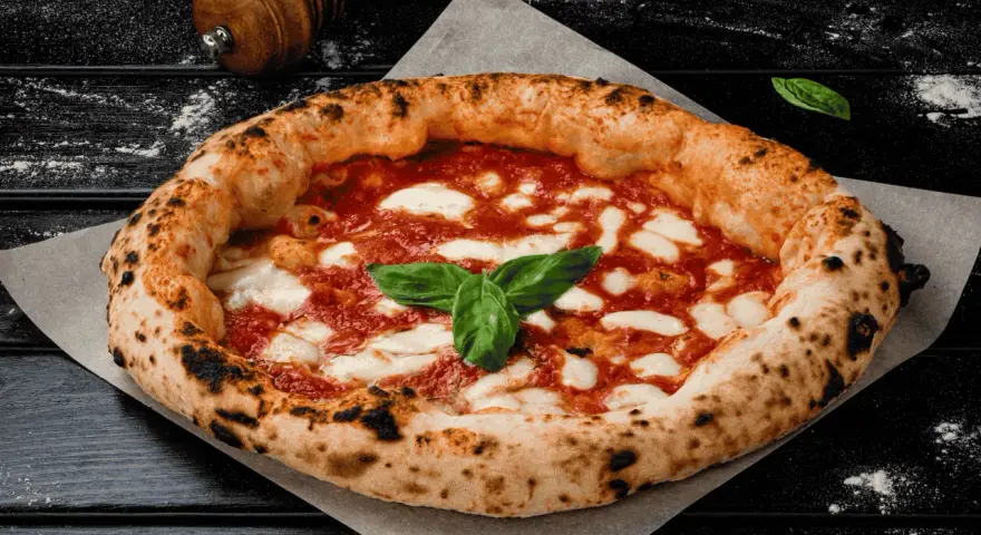 Eine authentische Pizza aus Italien, mit knusprigem Rand, geschmolzenem Mozzarella und frischem Basilikum.
